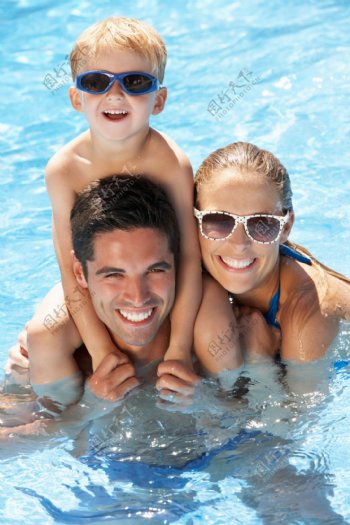 开心快乐游泳的一家三口图片