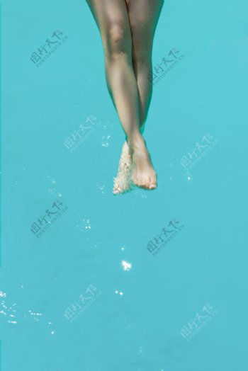 游泳的女人图片
