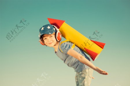 背着火箭的小男孩图片