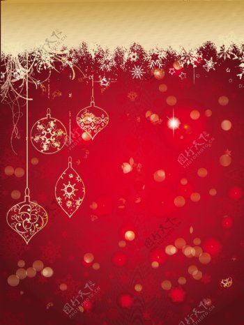 手放在一个背景虚化的红色背景画的圣诞球