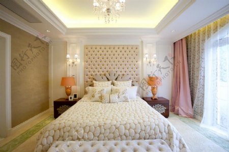 欧式时尚卧室大床背景墙设计图