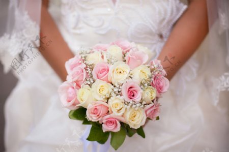双手捧着鲜花的新娘图片