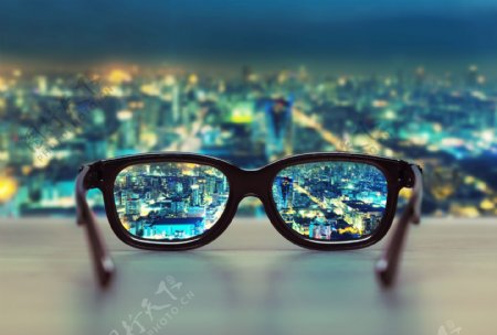 眼镜与城市夜景图片