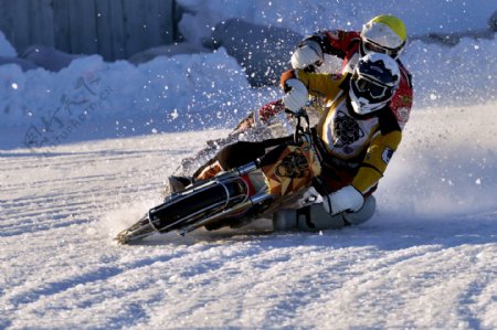 雪地摩托车比赛图片