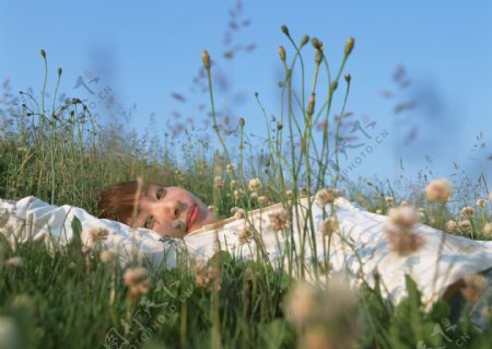 美女平躺在花草中图片