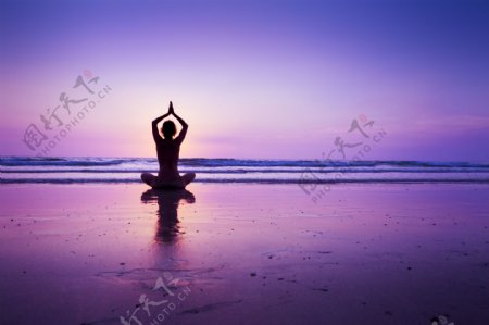 沙滩上练瑜伽的女人图片