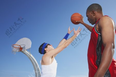 正在打篮球的两个人图片