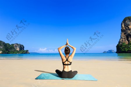 沙滩打坐练瑜伽的美女图片