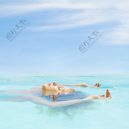 侧拍浮水的女人图片