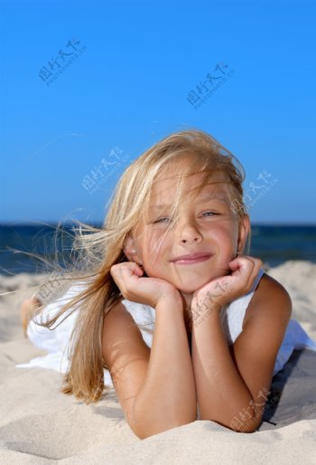 沙滩上的小女孩图片