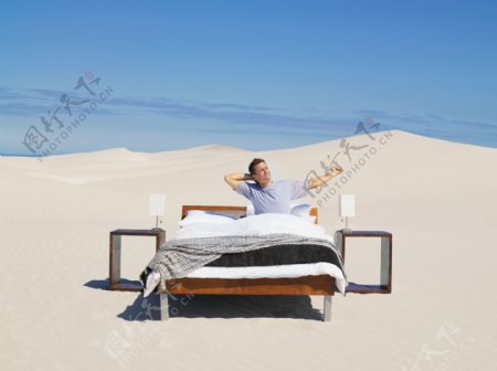沙漠上睡觉的男人图片