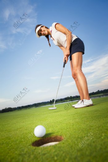 正在打高尔夫的外国美女图片