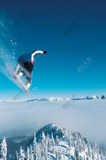 冬季滑雪的人物