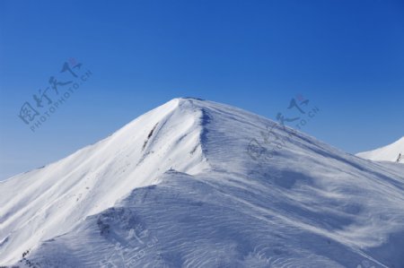 蓝天下的雪峰图片