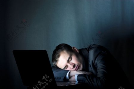 电脑前睡觉的商务男士图片