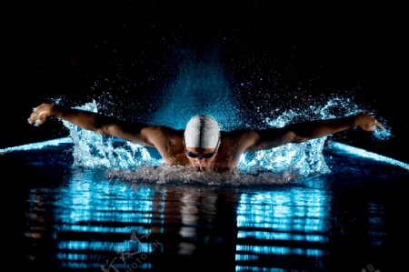 奋力游泳的运动员图片