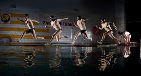 训练游泳的运动员图片