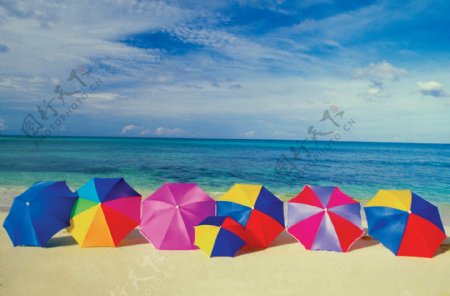 沙滩上的七彩伞图片