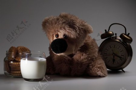 闹钟玩具熊与美食图片