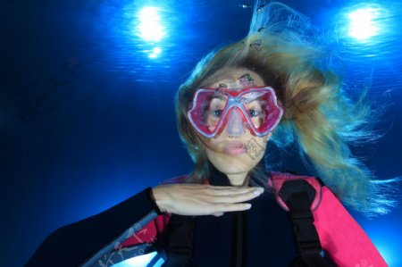 海底女潜水员图片
