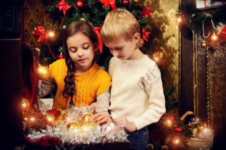 圣诞球与儿童图片