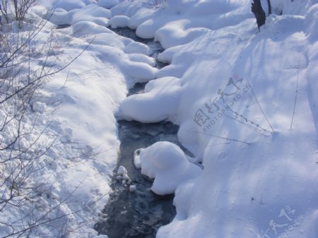 冬雪小溪图图片