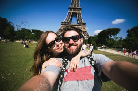 埃菲尔铁塔自拍的情侣图片