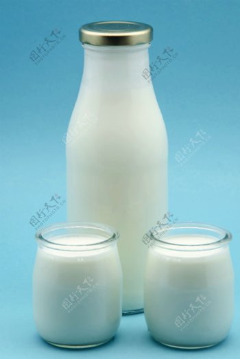 牛奶和牛奶瓶