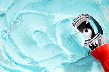 蓝色冰激凌和勺子