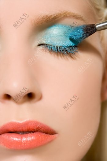 涂蓝色眼妆的时尚女人图片图片