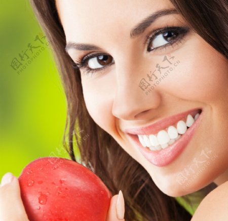 手拿苹果的女人图片