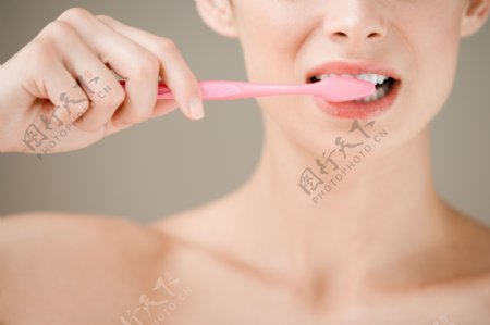 刷牙的SPA美女高清图图片