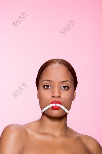 嘴含项链的外国女人图图片