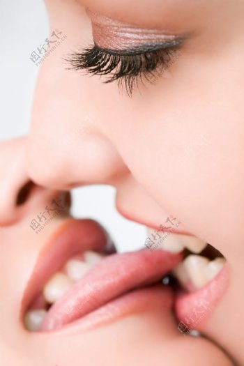 咬舌的女人图片