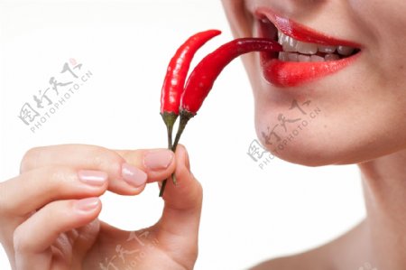 吃辣椒的性感美女图片
