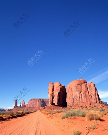 沙漠道路风化石山