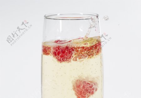 草莓酒花酒杯图片