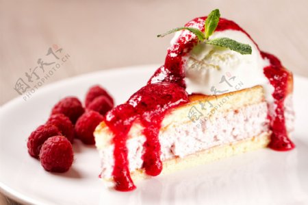 三角形树莓蛋糕图片