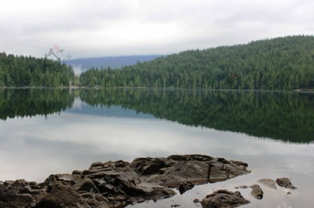 宁静湖泊风景图片