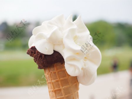 奶油冰淇淋蛋筒图片