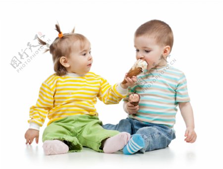 吃冰激凌的两个宝宝图片
