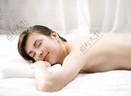 趴在床上表情甜美的睡美人图片图片