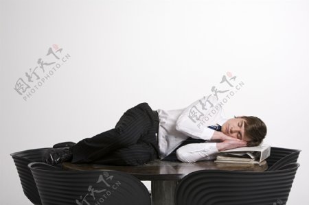在桌子上睡觉的男人图片