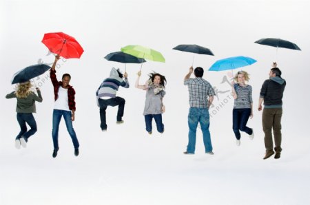 打雨伞跳跃的外国职业男女群体图片