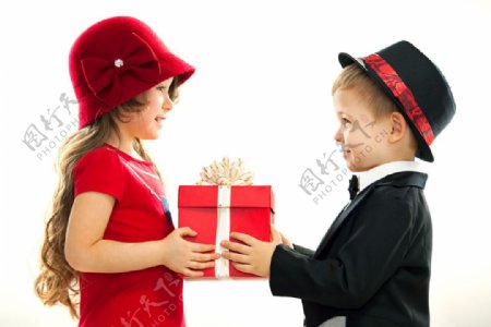 抱着礼物的男孩和女孩图片