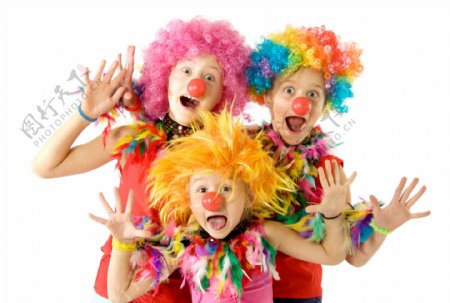 打扮成小丑样子的三个孩子图片