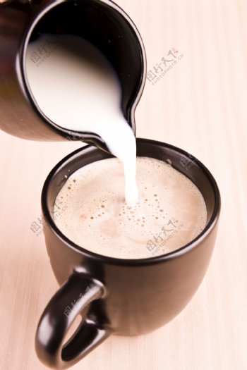 冲入咖啡的牛奶