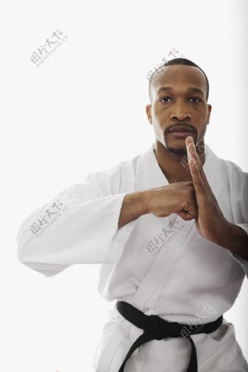 练跆拳道的黑人男性图片