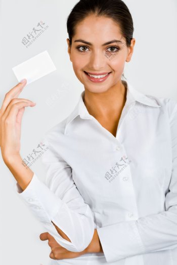 手拿卡片的微笑商务女性图片