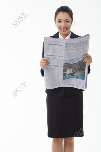 看报纸的职业女性图片